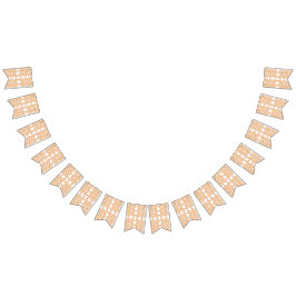 Een sinaasappel en wit behang met een bloemmotief vlaggetjes