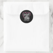 Een single met Zero Apologies Anti Valentijnsdag Ronde Sticker (Tas)