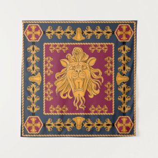 Een sjaal met een groot leeuwenhoofd in een gouden wandkleed
