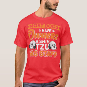 Een sjiitische Tzu heeft personeel dat eigenaar is T-shirt