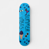 Een skateboard met een levendig design erop. (Voorkant)