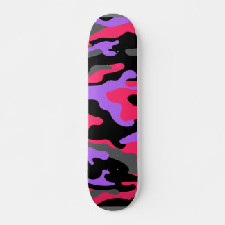 Een skateboard met een levendig design erop.