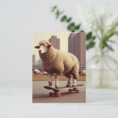 Een skateboarden wit schaap briefkaart (Staand voorkant)