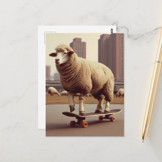 Een skateboarden wit schaap briefkaart (Voorkant / Achterkant in situ)