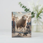 Een skateboardende schaap koe hybride briefkaart (Staand voorkant)