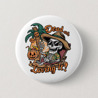 Een skelet met een zonnebril en loungen op een bed ronde button 5,7 cm