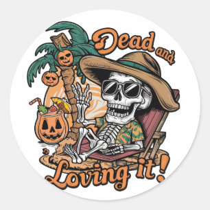 Een skelet met een zonnebril en loungen op een bed ronde sticker