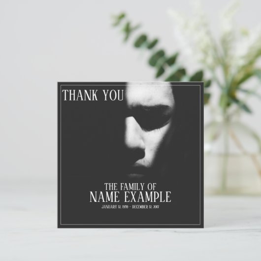 Een slaapgezicht in een halve schaduw (Staand voorkant)