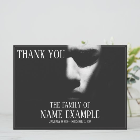 Een slaapgezicht in een halve schaduw (Staand voorkant)