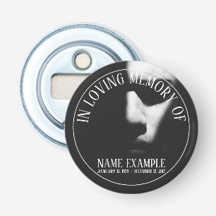 Een slaapgezicht in een halve schaduw button flesopener