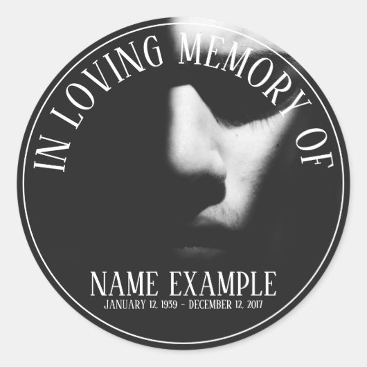 Een slaapgezicht in een halve schaduw ronde sticker (Voorkant)