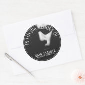 Een slaapgezicht in een halve schaduw ronde sticker (Envelop)