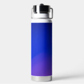 Een slanke blauwe geïsoleerde waterfles met een zi (Achterkant)