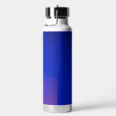 Een slanke blauwe geïsoleerde waterfles met een zi (Rechts)