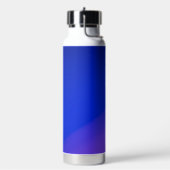 Een slanke blauwe geïsoleerde waterfles met een zi (Links)