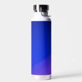 Een slanke blauwe geïsoleerde waterfles met een zi (Links)