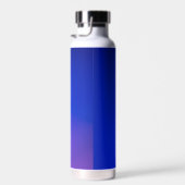 Een slanke blauwe geïsoleerde waterfles met een zi (Rechts)