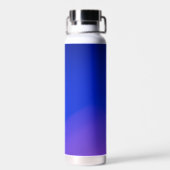 Een slanke blauwe geïsoleerde waterfles met een zi (Achterkant)
