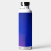 Een slanke blauwe geïsoleerde waterfles met een zi (Rechts)