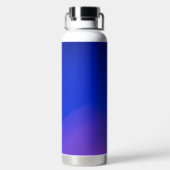 Een slanke blauwe geïsoleerde waterfles met een zi (Achterkant)