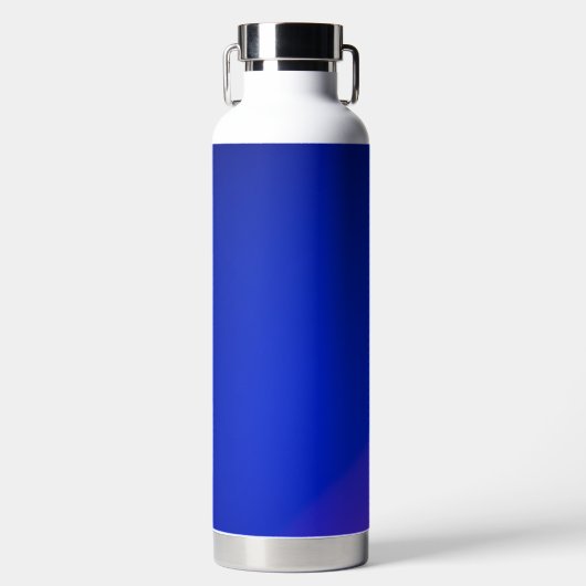 Een slanke blauwe geïsoleerde waterfles met een zi (Voorkant)