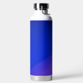 Een slanke blauwe geïsoleerde waterfles met een zi (Links)