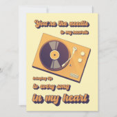 Een slanke draaitafel die een vinylplaat draait. kaart (Voorkant)