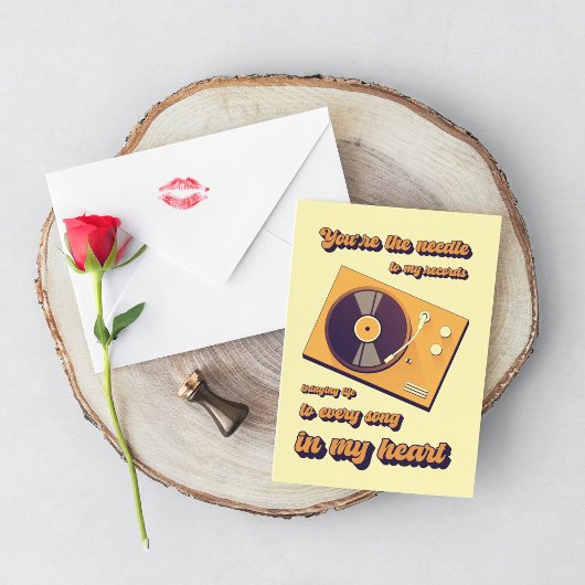 Een slanke draaitafel die een vinylplaat draait. kaart