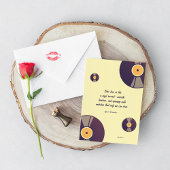 Een slanke draaitafel die een vinylplaat draait. kaart