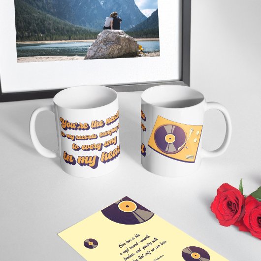 Een slanke draaitafel en een draaiende vinylschijf koffiemok