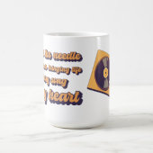 Een slanke draaitafel en een draaiende vinylschijf koffiemok (Center)