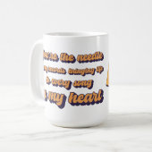 Een slanke draaitafel en een draaiende vinylschijf koffiemok (Voorkant links)