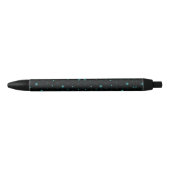 Een slanke zwarte pen met een zwarte punt en clip (Voorkant)