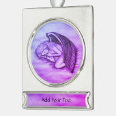 Een slapende engel op de hemel, wolken in roze verzilverd banner ornament (Links)