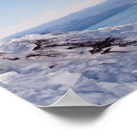 Een sneeuwboarder steekt een sprong uit in Argenti Poster (Hoek)