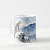 Een sneeuwluipaard op besneeuwde top koffiemok (Voorkant links)