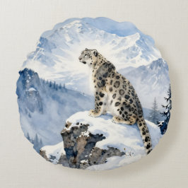 Een sneeuwluipaard op besneeuwde top rond kussen