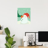 Een sneeuwman die een ornament aan een boom hangt poster (Thuiskantoor)