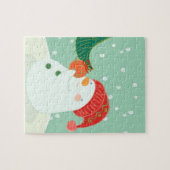 Een sneeuwman die een versiering aan een boom hang legpuzzel (Horizontaal)