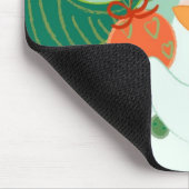 Een sneeuwman die een versiering aan een boom hang muismat (Hoek)