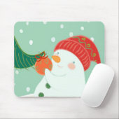 Een sneeuwman die een versiering aan een boom hang muismat (Met muis)
