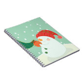 Een sneeuwman die een versiering aan een boom hang notitieboek (Rechterzijde)