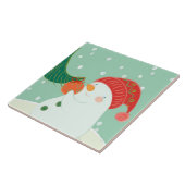 Een sneeuwman die een versiering aan een boom hang tegeltje (Zijkant)