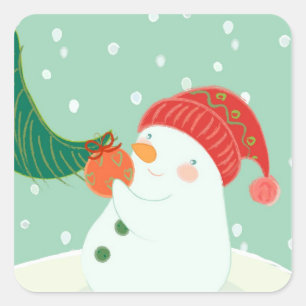 Een sneeuwman die een versiering aan een boom hang vierkante sticker