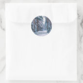 Een sneeuwpad in het bos ronde sticker (Tas)