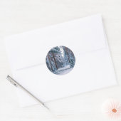 Een sneeuwpad in het bos ronde sticker (Envelop)