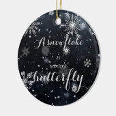 Een sneeuwvlok is de vlindercitaat van de winter keramisch ornament (Links)