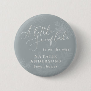 Een sneeuwvlokje winterfeest baby shower ronde button 5,7 cm