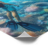 Een snorkelaar verbaast zich over het zien van een poster (Hoek)