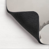 Een snowboarder springt van een klif naar een poed muismat (Hoek)